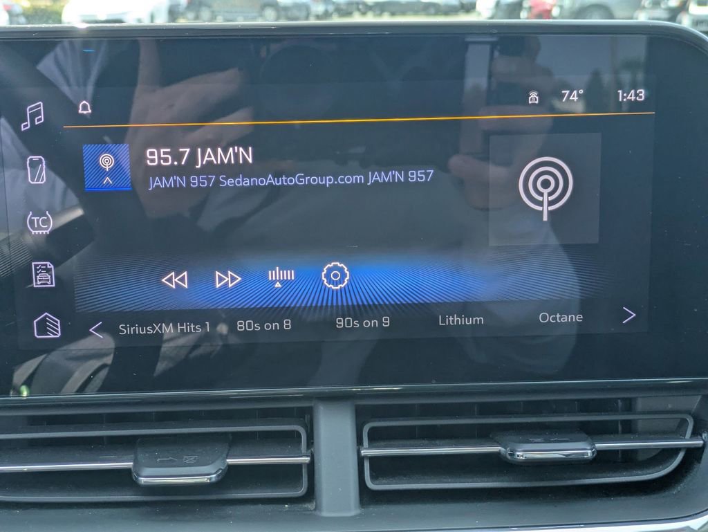 Used 2025 Chevrolet Trax LT w/ LT Convenience Package image 18