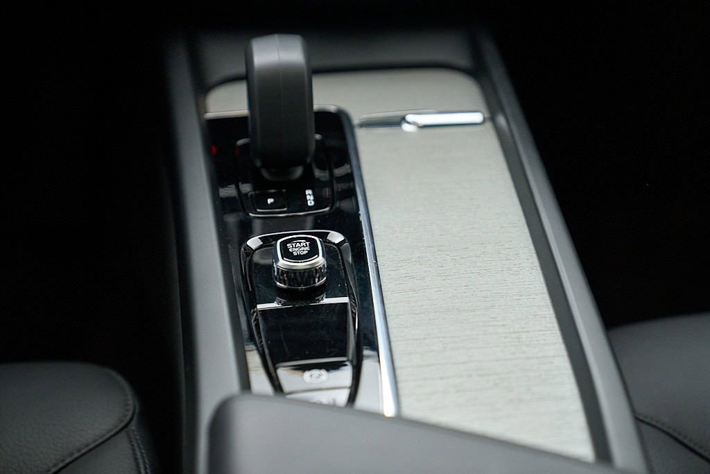 Certified 2025 Volvo XC60 B5 Plus w/ Climate Package AWD/4WD image 29