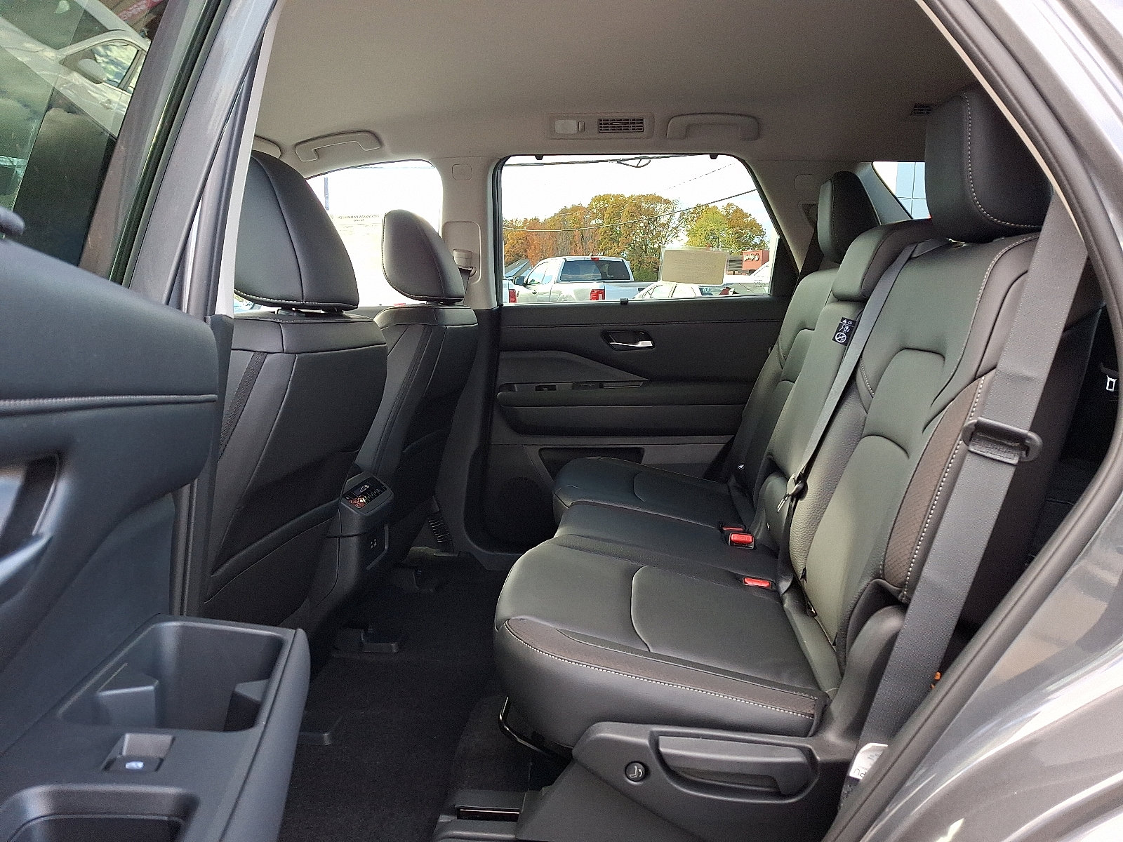 New 2025 Nissan Pathfinder SL image 6