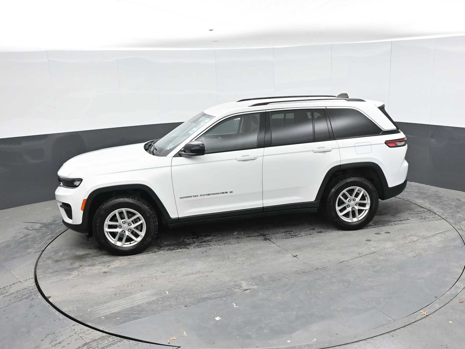 Used 2023 Jeep Grand Cherokee Laredo AWD/4WD image 14