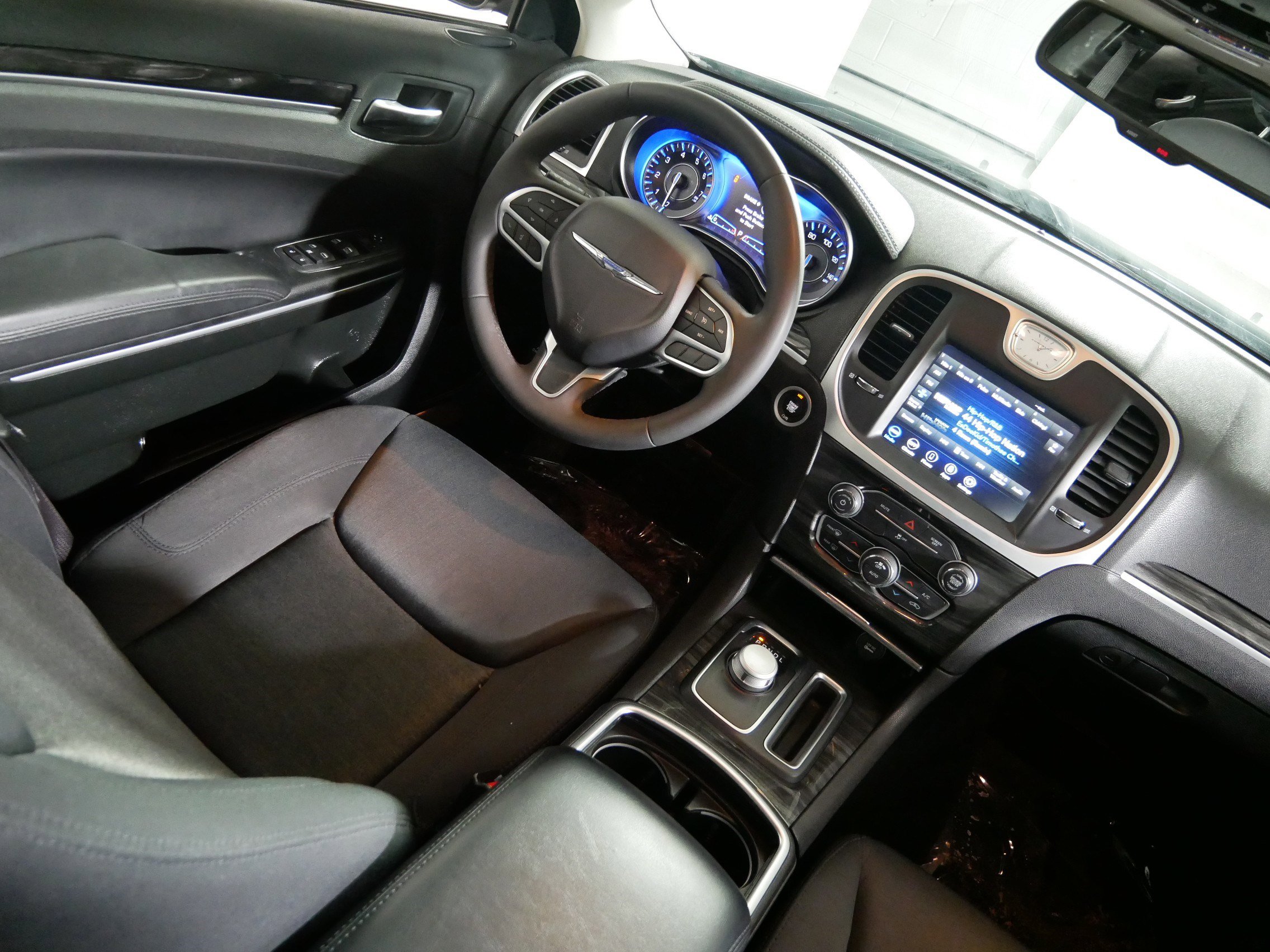 Used 2022 Chrysler 300 Touring image 9