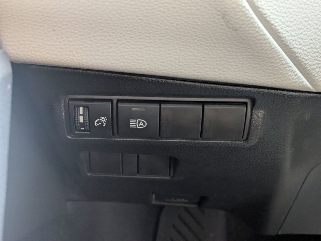 Used 2025 Toyota Corolla Cross L image 22