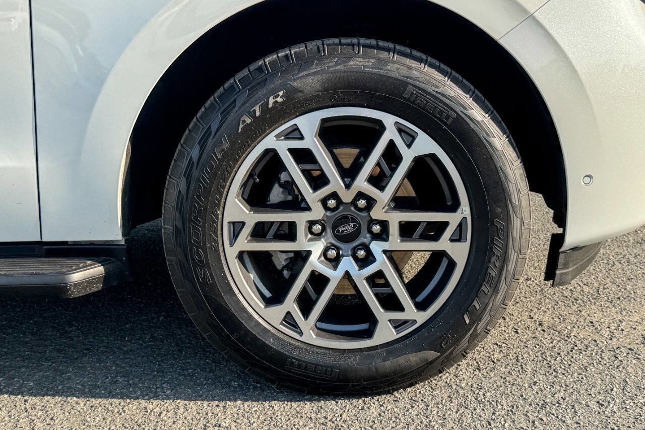 Used 2025 Ford Expedition Active AWD/4WD image 9