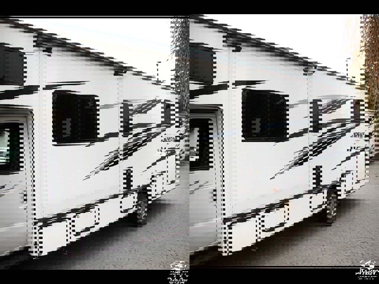 Used 2022 Ford E-450 and Econoline 450 Super Duty w/ Motorhome Prep Package image 6