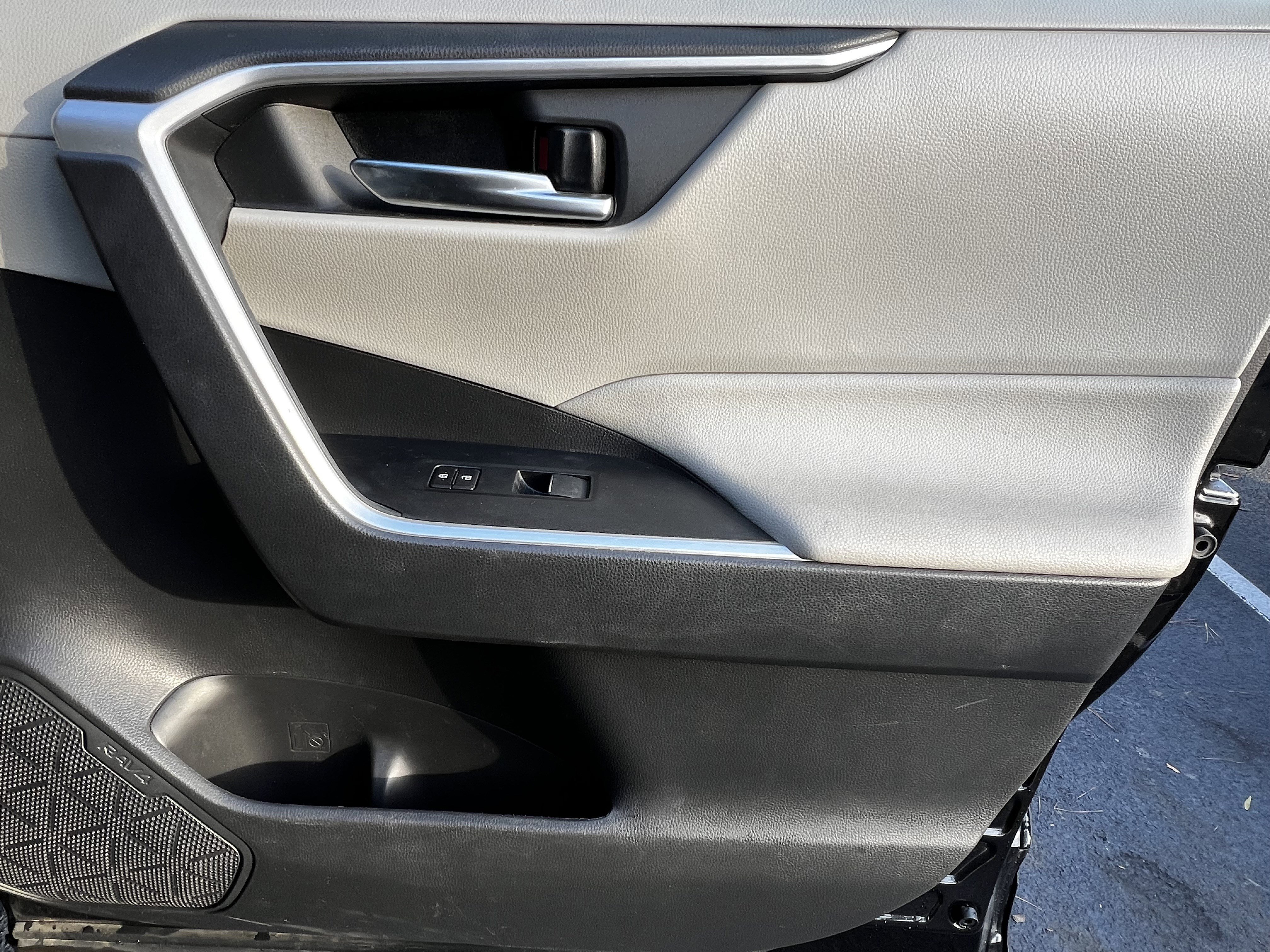 Used 2020 Toyota RAV4 XLE Premium image 44