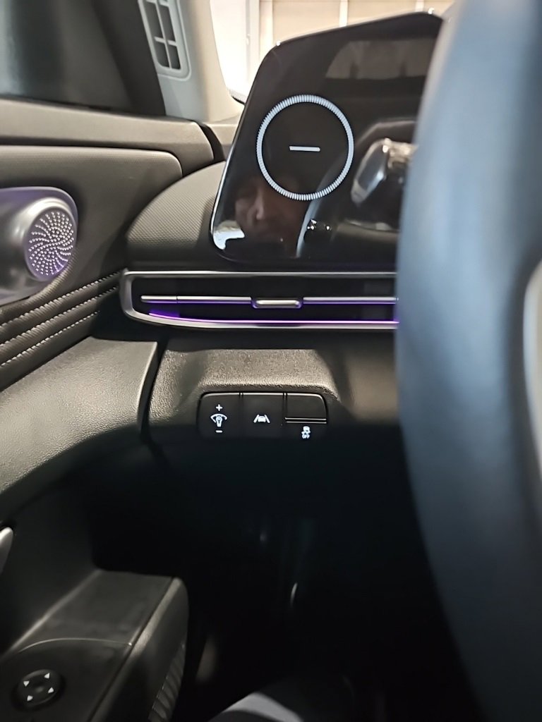 Used 2023 Hyundai Elantra Limited image 36