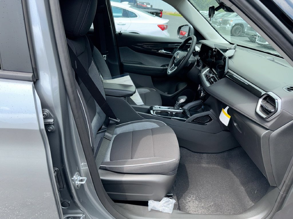 New 2026 Chevrolet TrailBlazer LT w/ LT Cold Weather Package FWD image 32