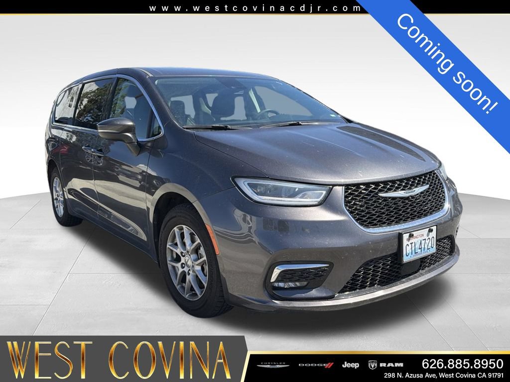 Used 2023 Chrysler Pacifica Touring-L FWD image 4