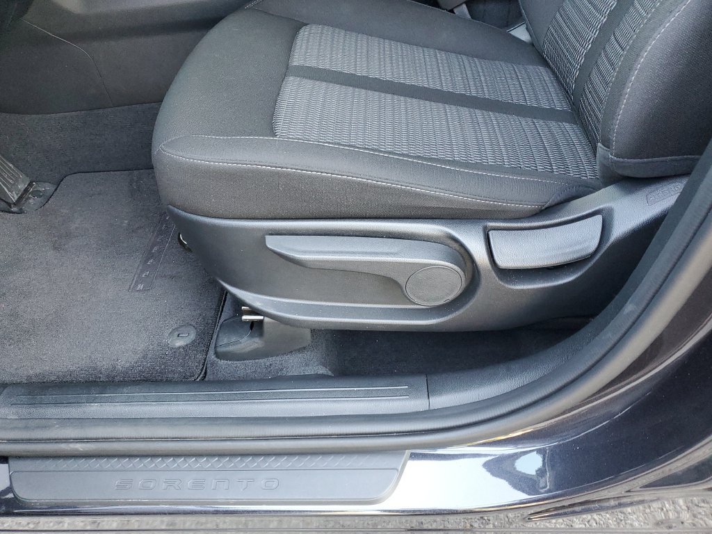 Used 2025 Kia Sorento LX FWD image 21