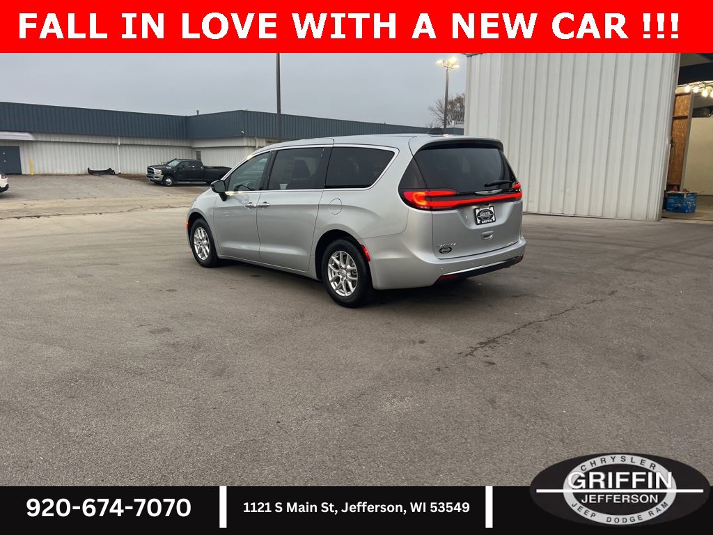 New 2026 Chrysler Pacifica Select image 12