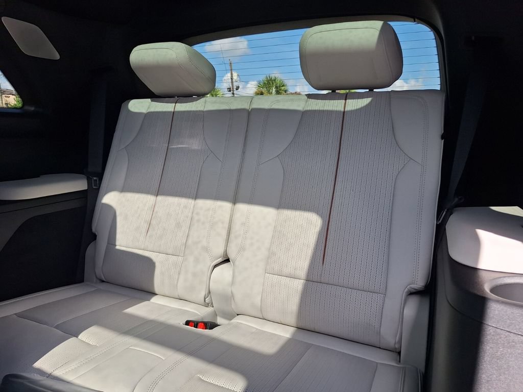 New 2027 Cadillac Vistiq Sport w/ LPO, Floor Liner Package AWD/4WD image 10
