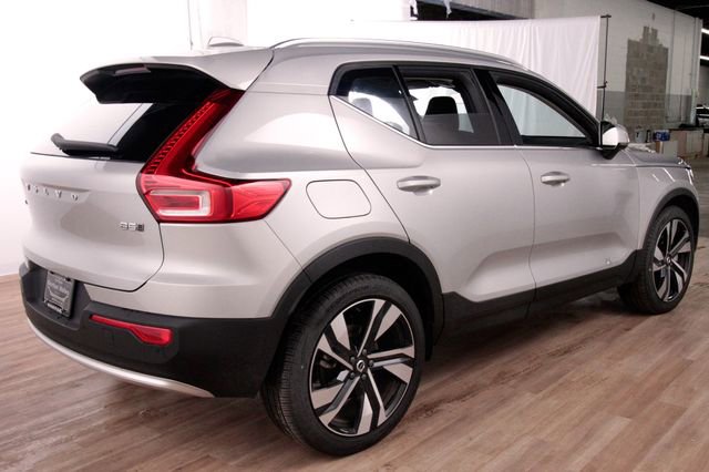 Certified 2025 Volvo XC40 B5 Core w/ Climate Package AWD/4WD image 4