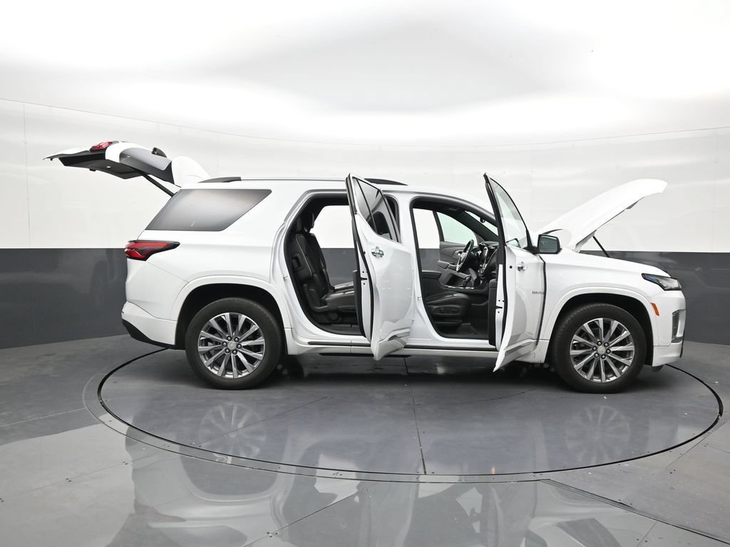 Used 2023 Chevrolet Traverse Premier FWD image 28