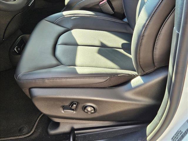 New 2026 Chrysler Pacifica Select w/ S Appearance Package image 4