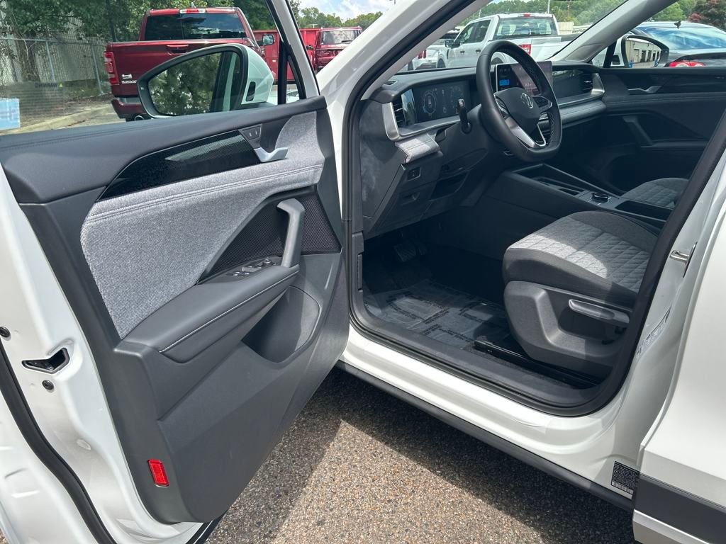 Used 2025 Volkswagen Tiguan S w/ 18" Wheel Package image 16