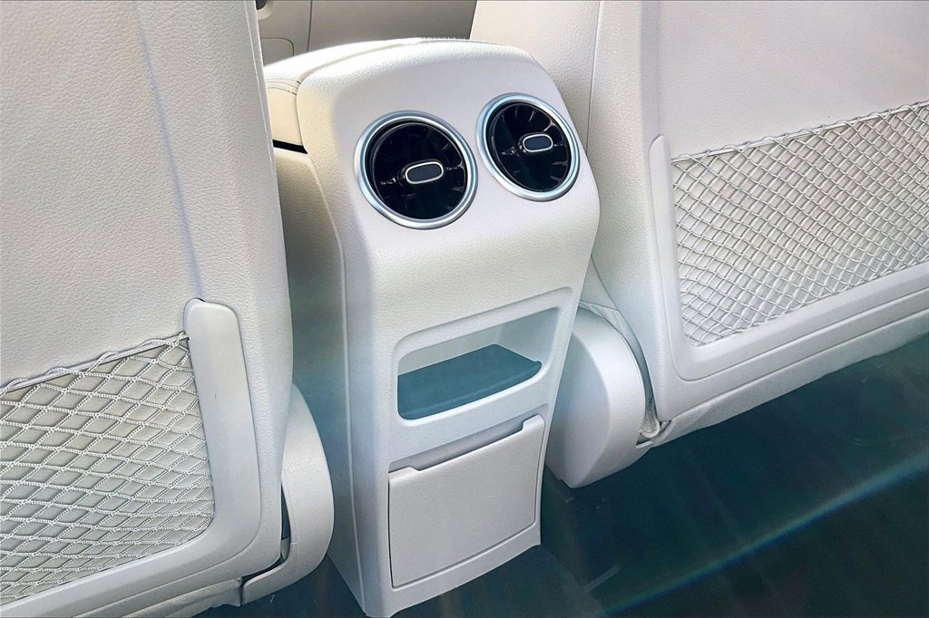 Used 2023 Mercedes-Benz GLB 250 w/ Premium Package image 10