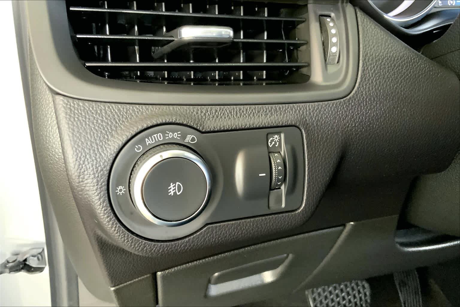 Used 2020 Buick Envision Essence w/ Experience Buick Package FWD image 34