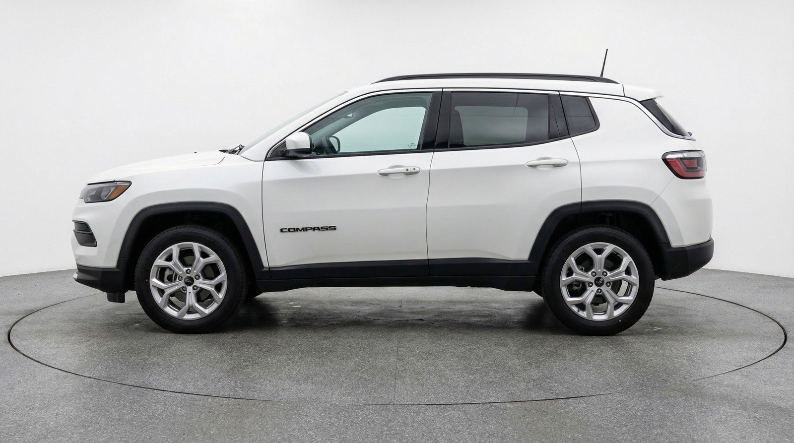 Used 2025 Jeep Compass Latitude AWD/4WD image 5