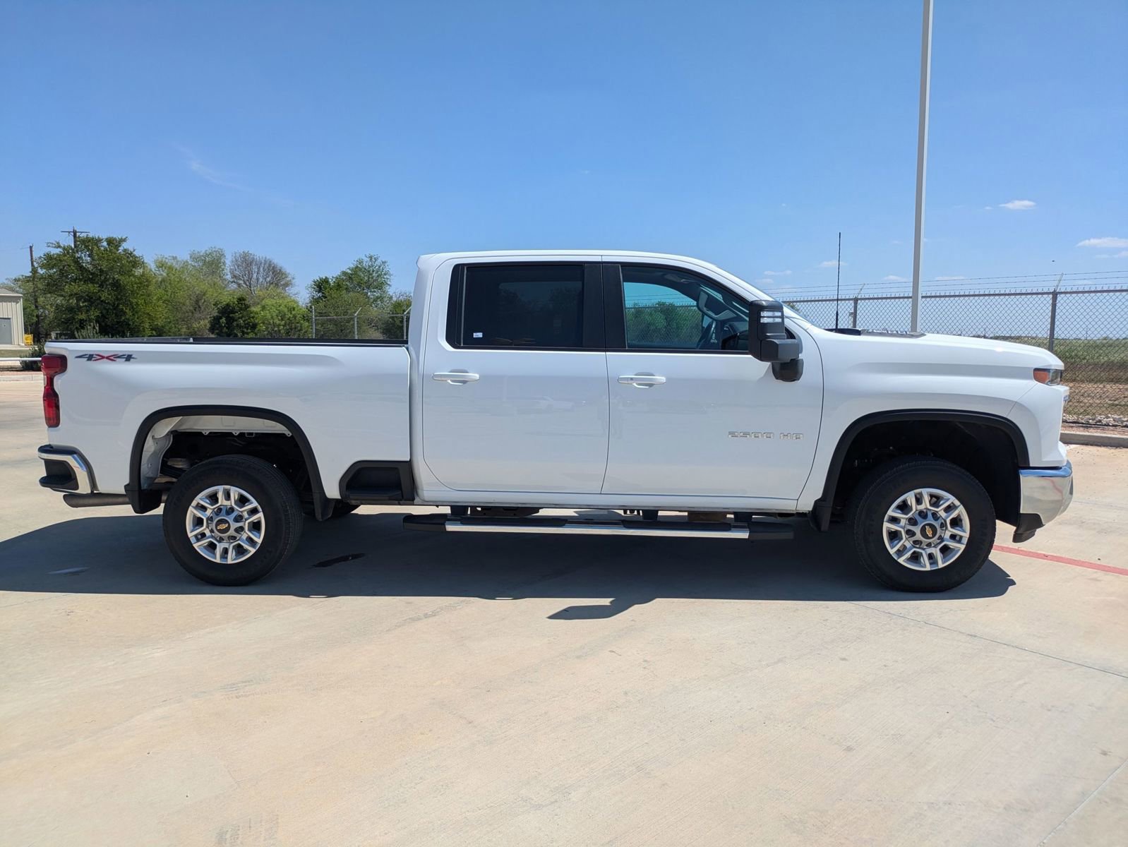 Used 2025 Chevrolet Silverado 2500 LT w/ Convenience Package AWD/4WD image 2