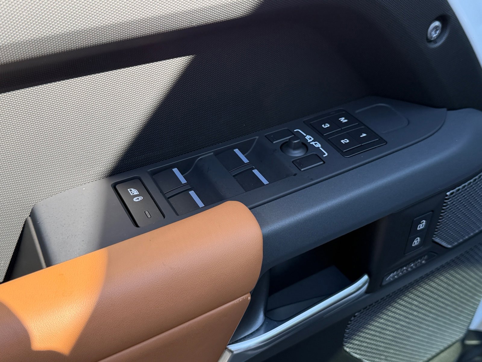 Used 2023 Land Rover Defender 110 X-Dynamic SE image 13