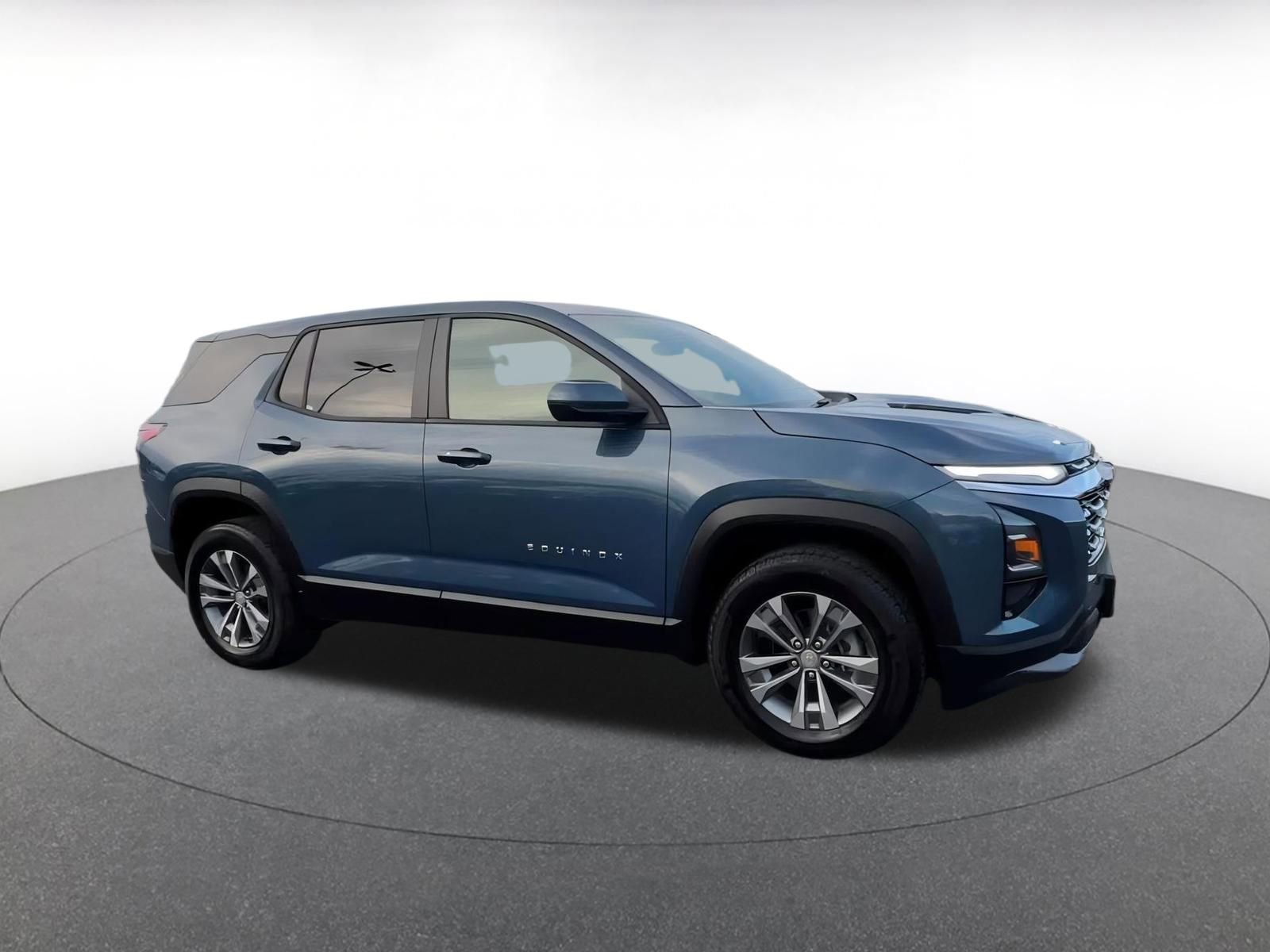 Used 2025 Chevrolet Equinox LT image 2