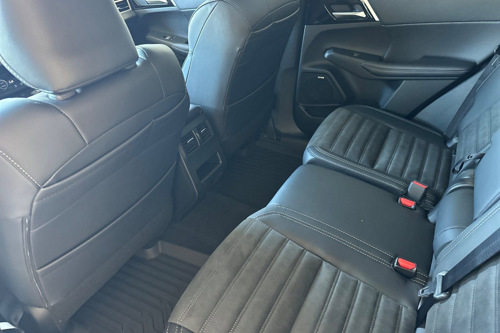 New 2025 Mitsubishi Outlander SE image 11