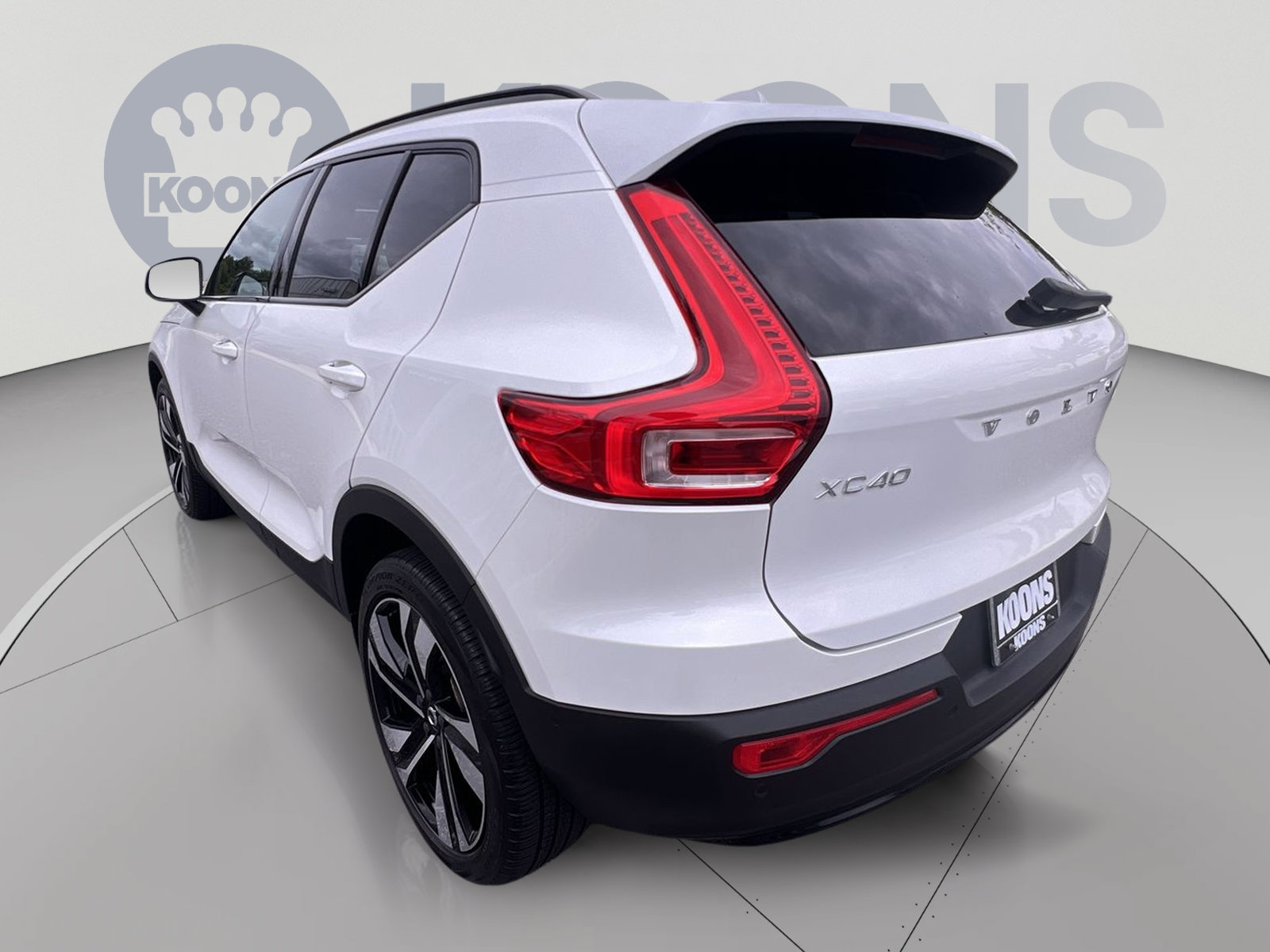 Certified 2024 Volvo XC40 B5 Plus w/ Climate Package AWD/4WD image 4