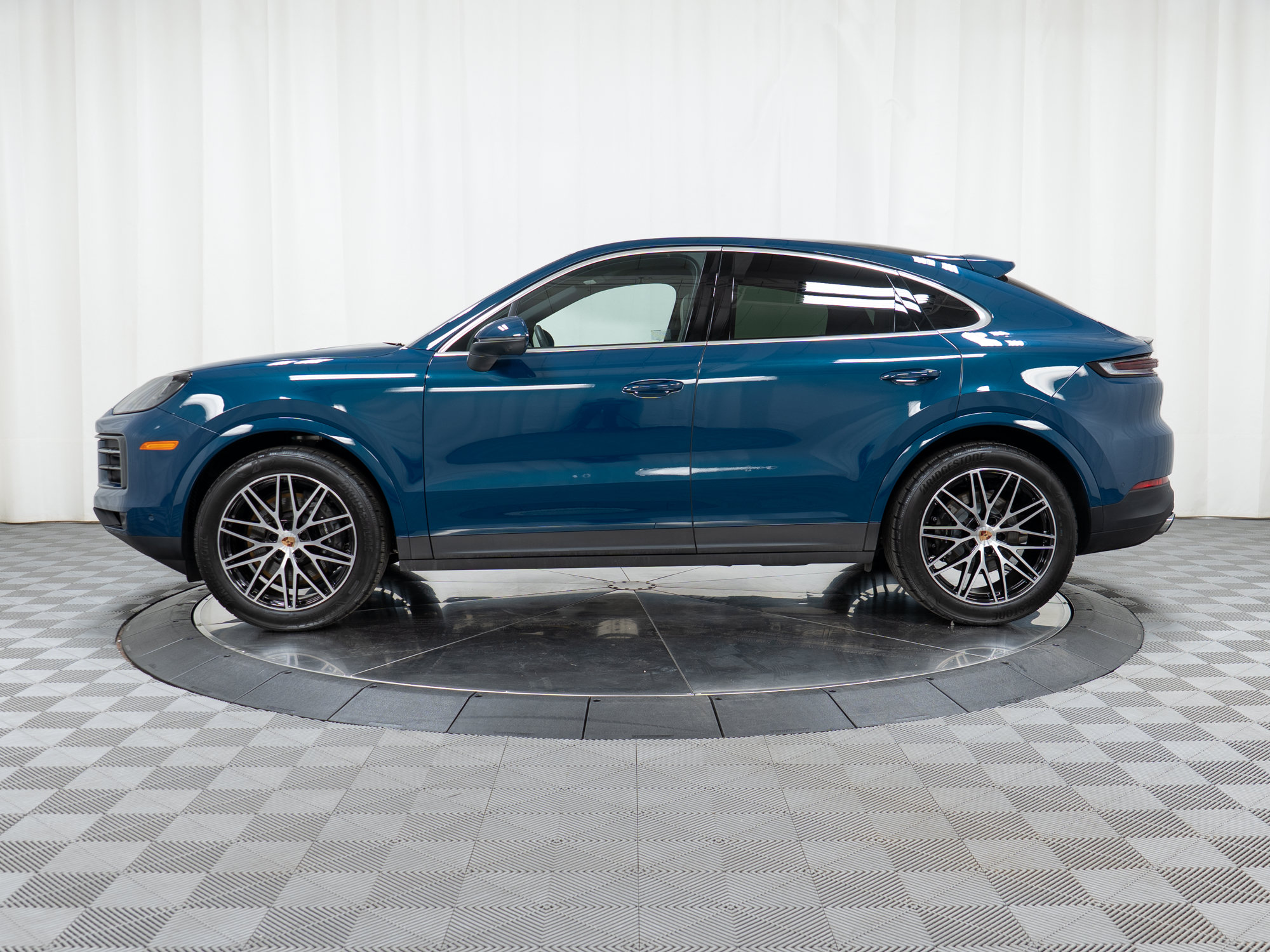 Certified 2026 Porsche Cayenne Coupe AWD/4WD image 2