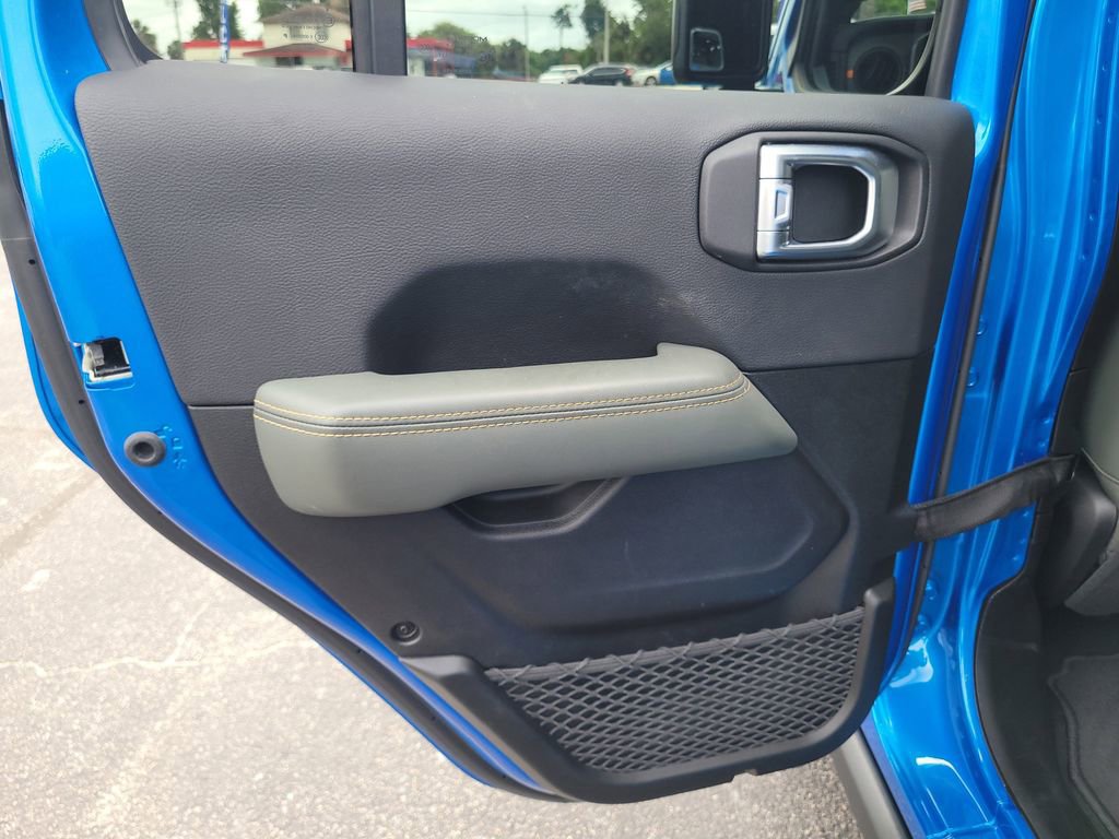 Used 2024 Jeep Gladiator Mojave AWD/4WD image 8