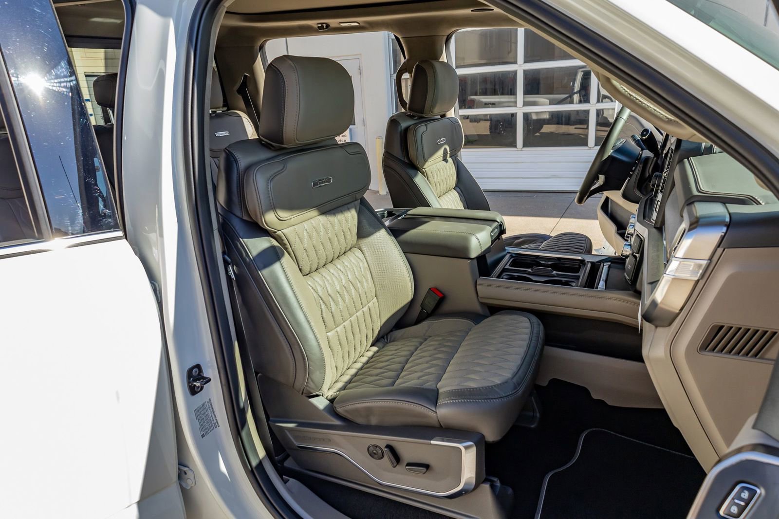 Used 2026 Ford F450 Platinum w/ Platinum Plus Package image 30