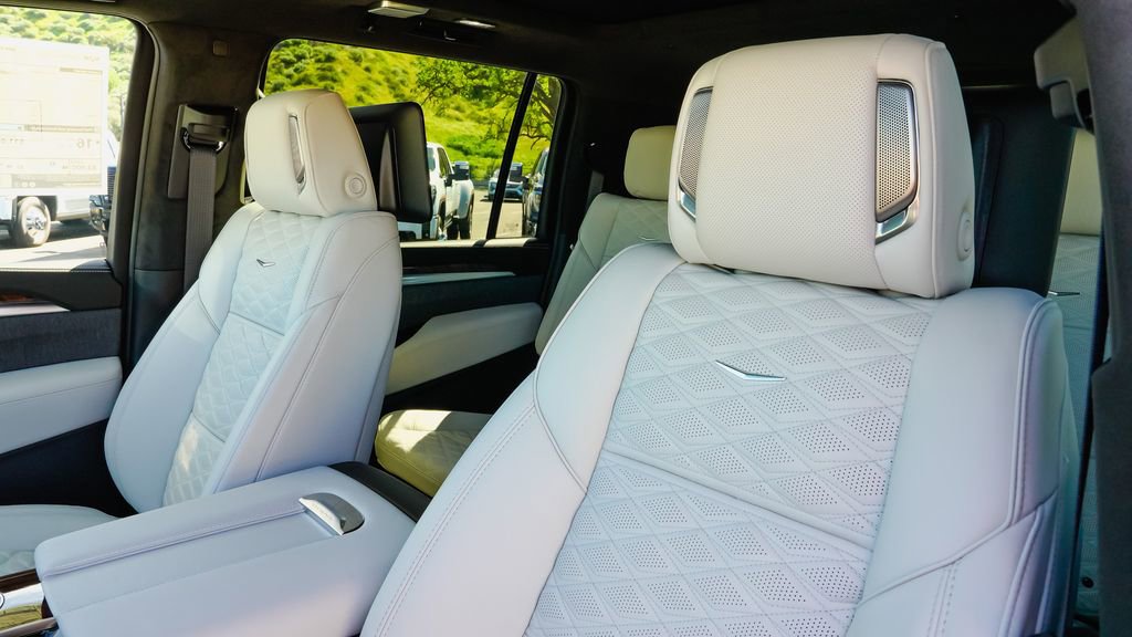 New 2026 Cadillac Escalade ESV Platinum Sport w/ LPO, ONYX Package image 15