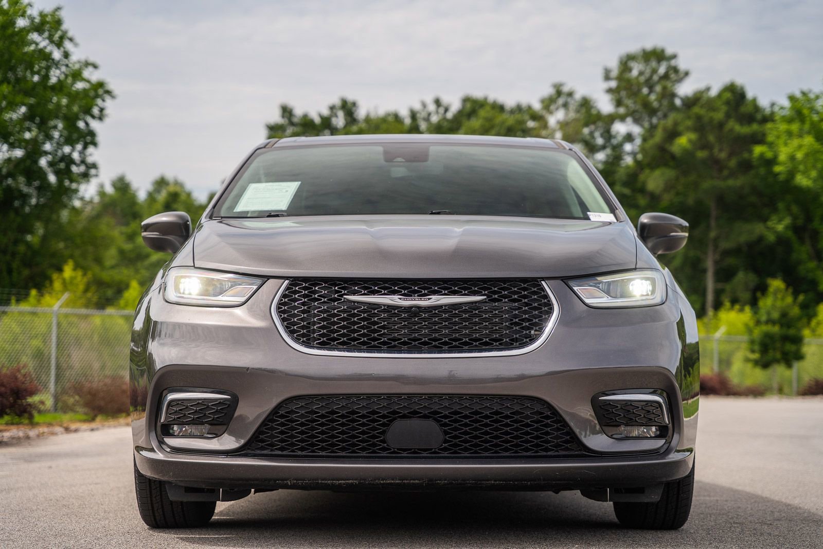 Used 2023 Chrysler Pacifica Touring-L FWD image 2