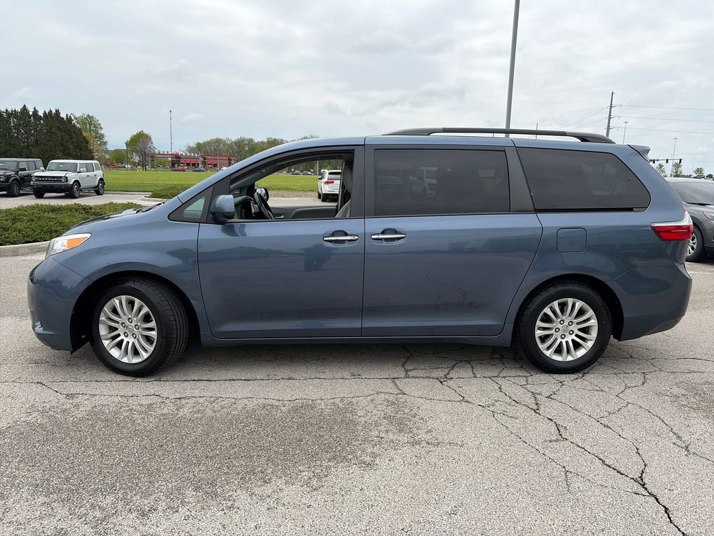 Used 2015 Toyota Sienna XLE w/ XLE Navigation Package FWD image 4