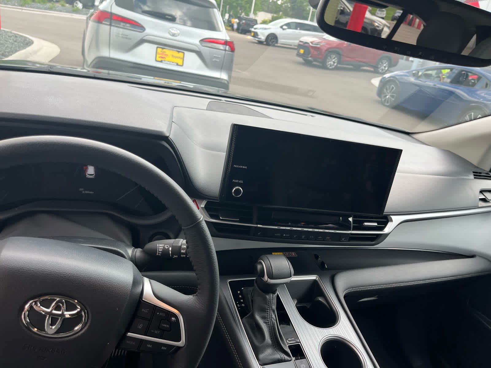 Used 2025 Toyota Sienna XLE AWD/4WD image 9