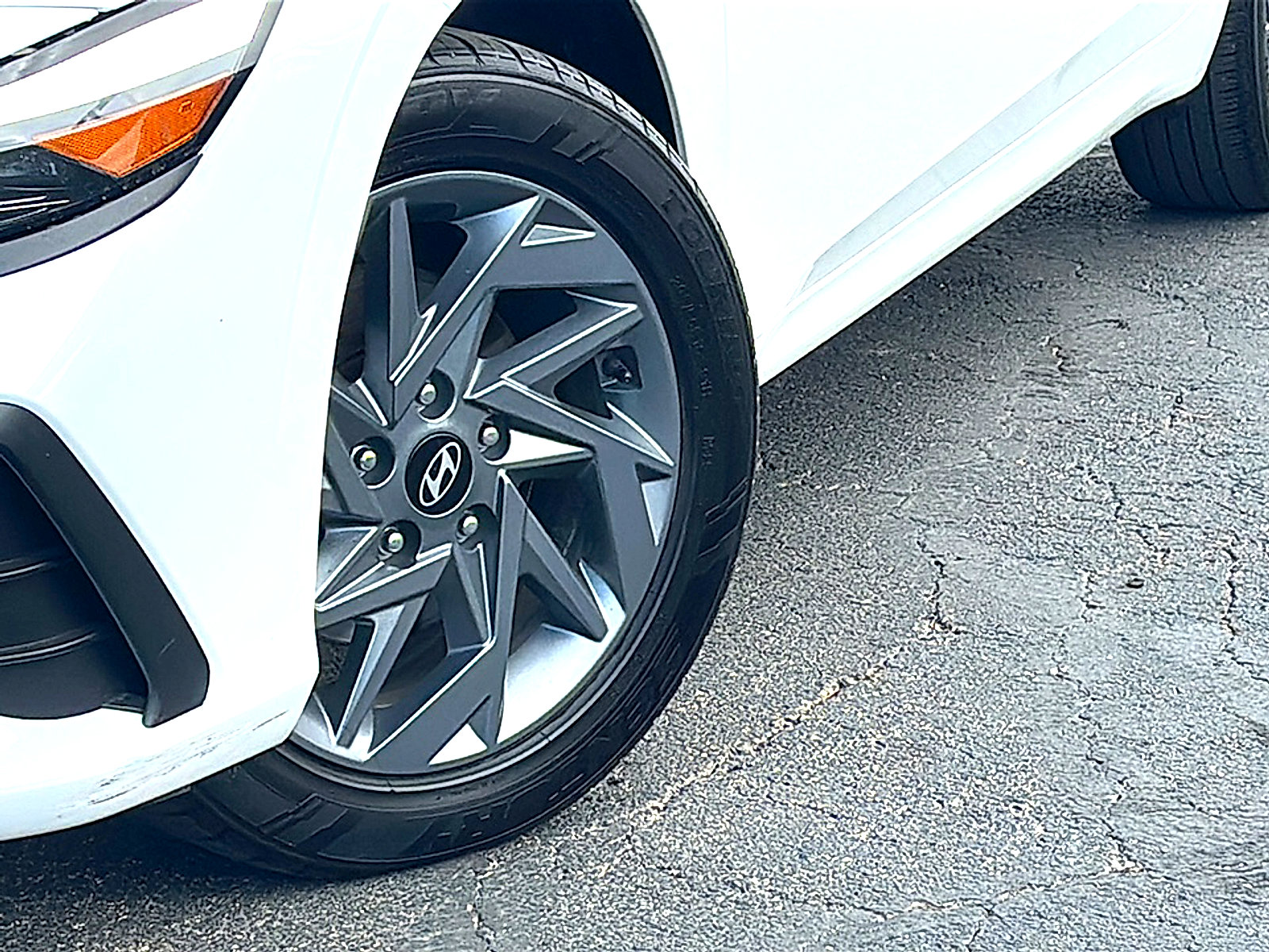 Used 2024 Hyundai Elantra SEL FWD image 3