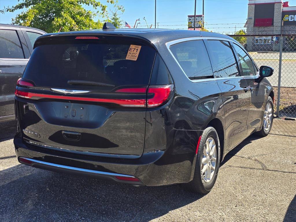 Used 2024 Chrysler Pacifica Touring-L FWD image 13