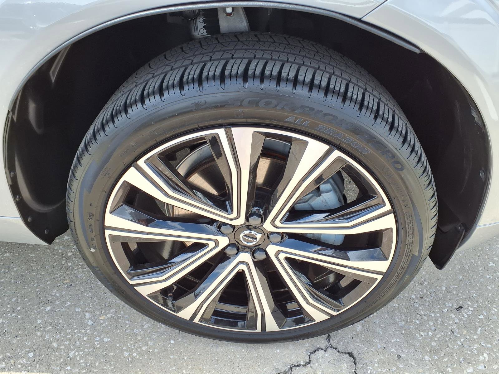 Certified 2023 Volvo XC60 B5 Ultimate image 9