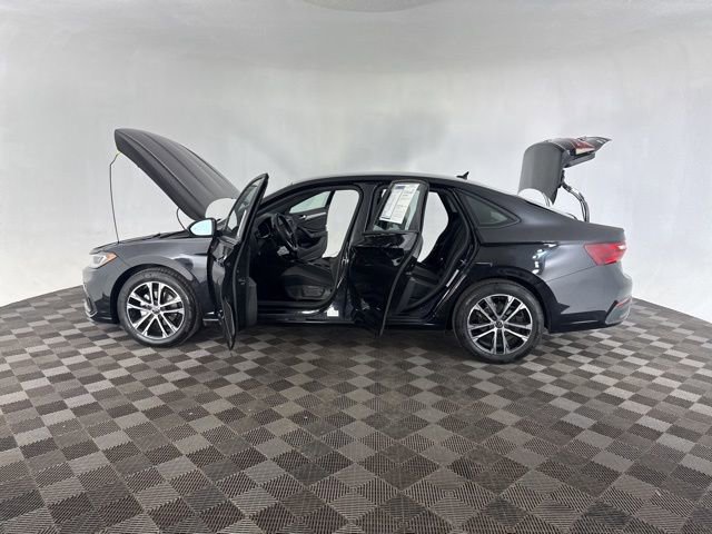 Used 2025 Volkswagen Jetta Sport image 11