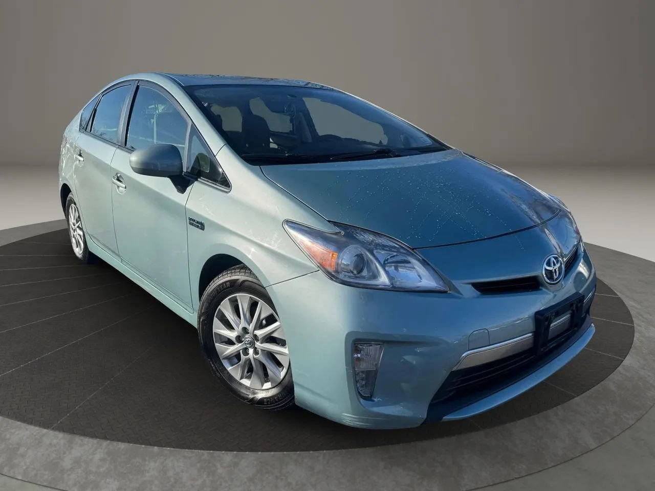 Used 2015 Toyota Prius Prime Plug-In Hybrid FWD image 2