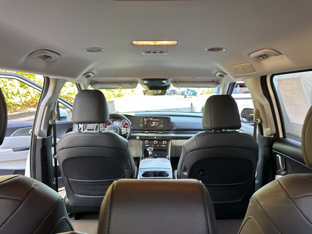 Used 2024 Kia Carnival LX FWD image 32