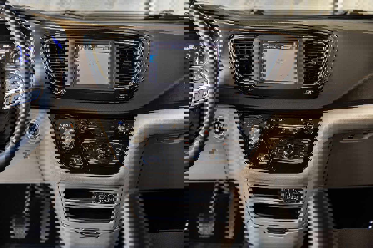 Used 2022 Chrysler Voyager LX image 36