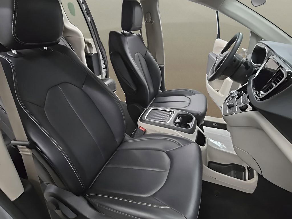 Used 2024 Chrysler Pacifica Touring-L image 21