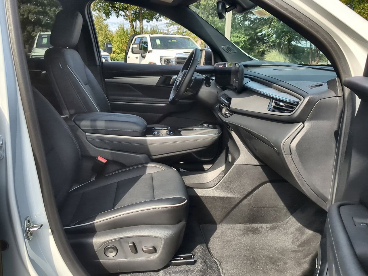 Used 2025 Buick Enclave Preferred w/ Power Package image 28