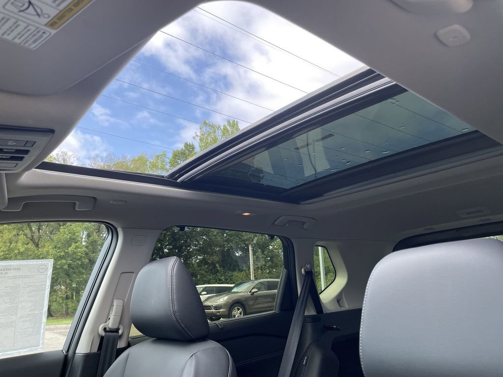 Certified 2025 Nissan Rogue SL w/ Tech Package AWD/4WD image 27