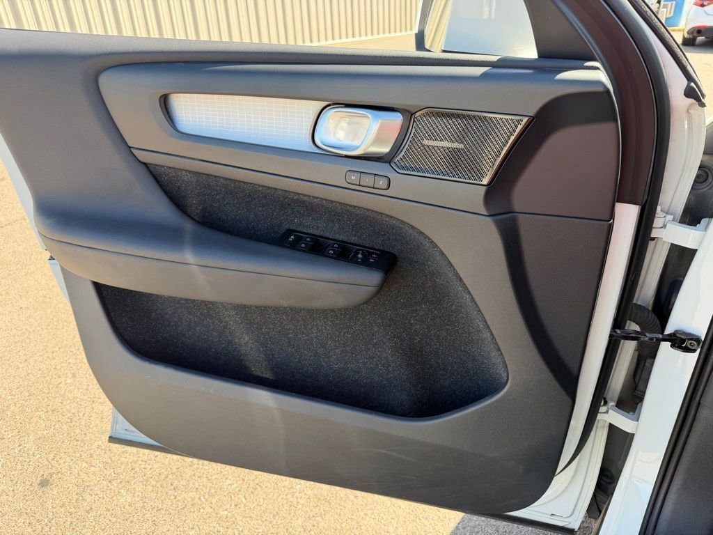 Used 2021 Volvo XC40 T5 Momentum image 9