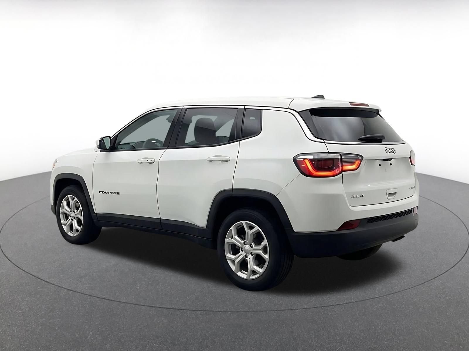 Used 2025 Jeep Compass Latitude AWD/4WD image 6
