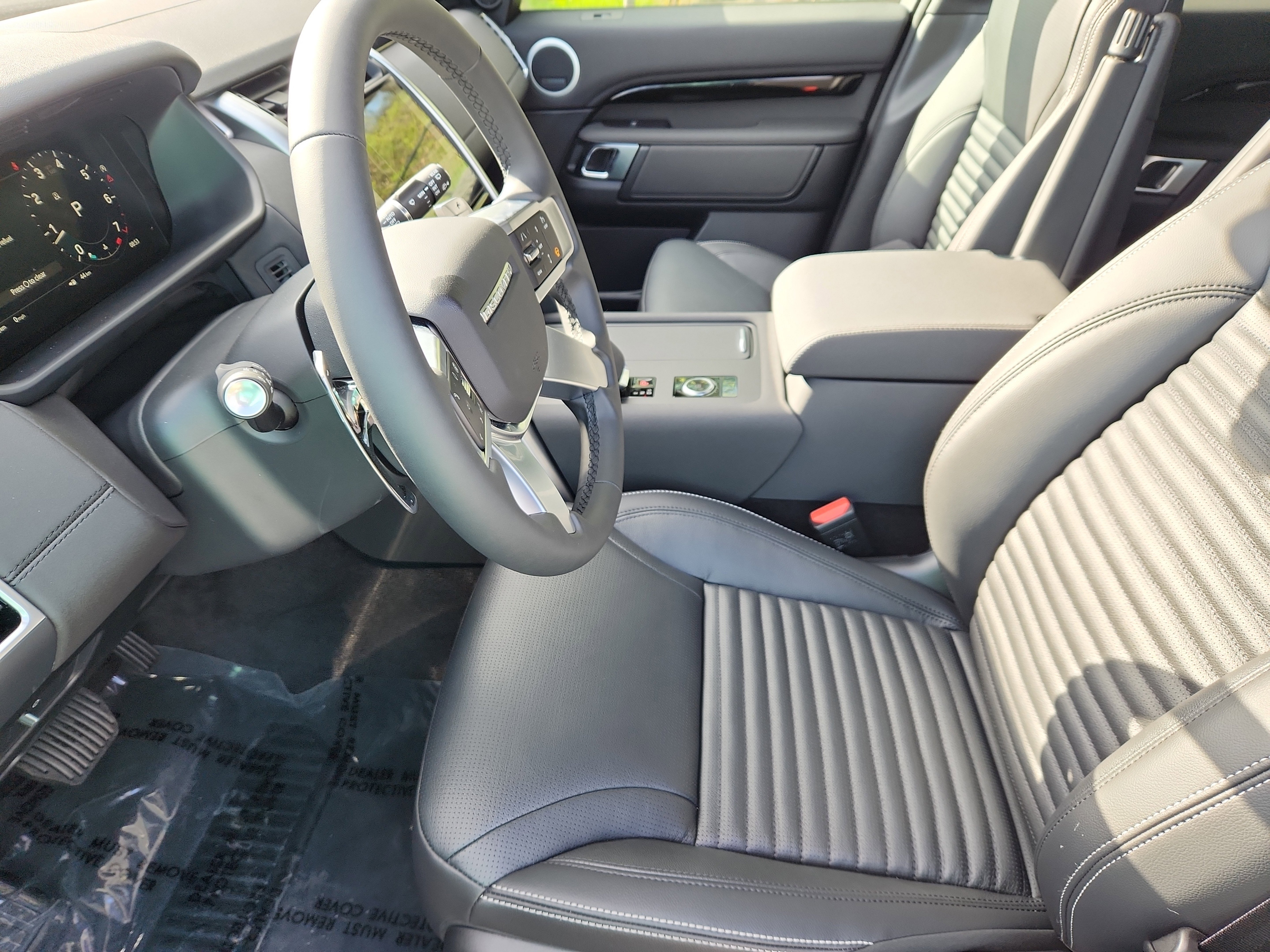 Certified 2025 Land Rover Discovery S image 23