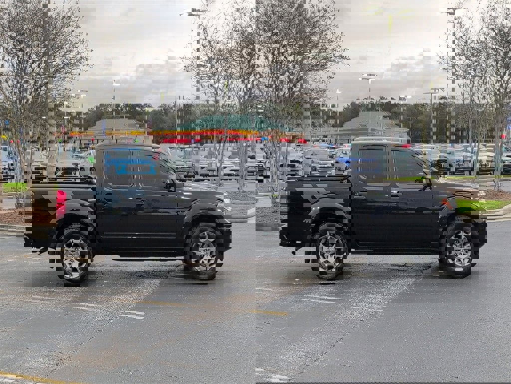 Used 2020 Nissan Frontier SV image 2