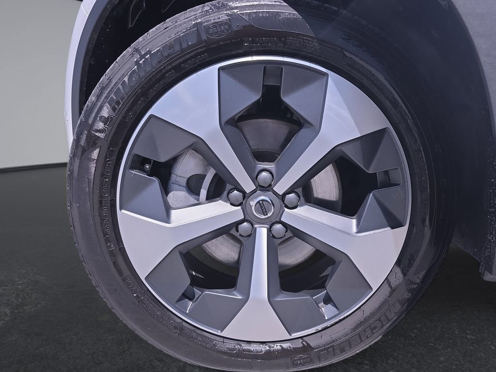 Certified 2025 Volvo XC40 B5 Plus AWD/4WD image 35