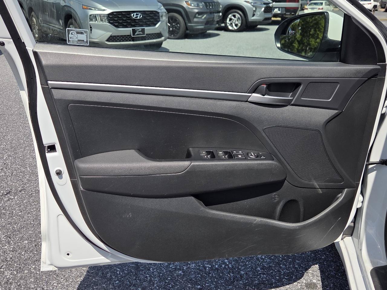 Used 2020 Hyundai Elantra SE w/ Cargo Package (C1) FWD image 10